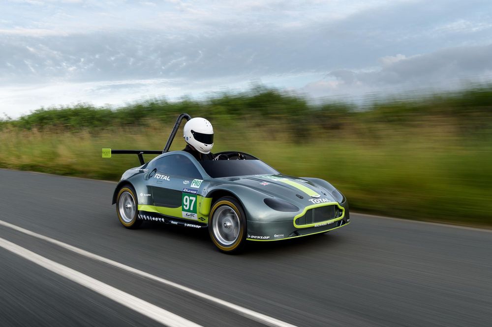 Вижте този симпатичен мини Aston Martin предназначен за състезания